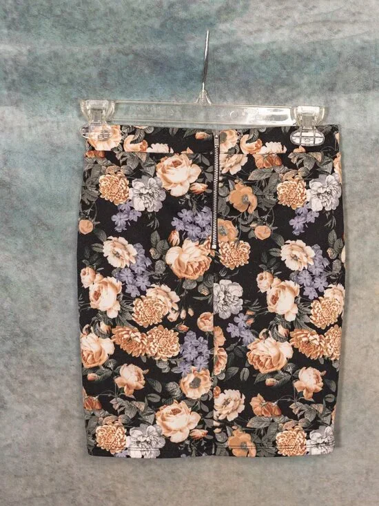 Forever 21 2010s Black and Floral Stretchy Zip Pencil Skirt - Size Small - Picture 3 of 6
